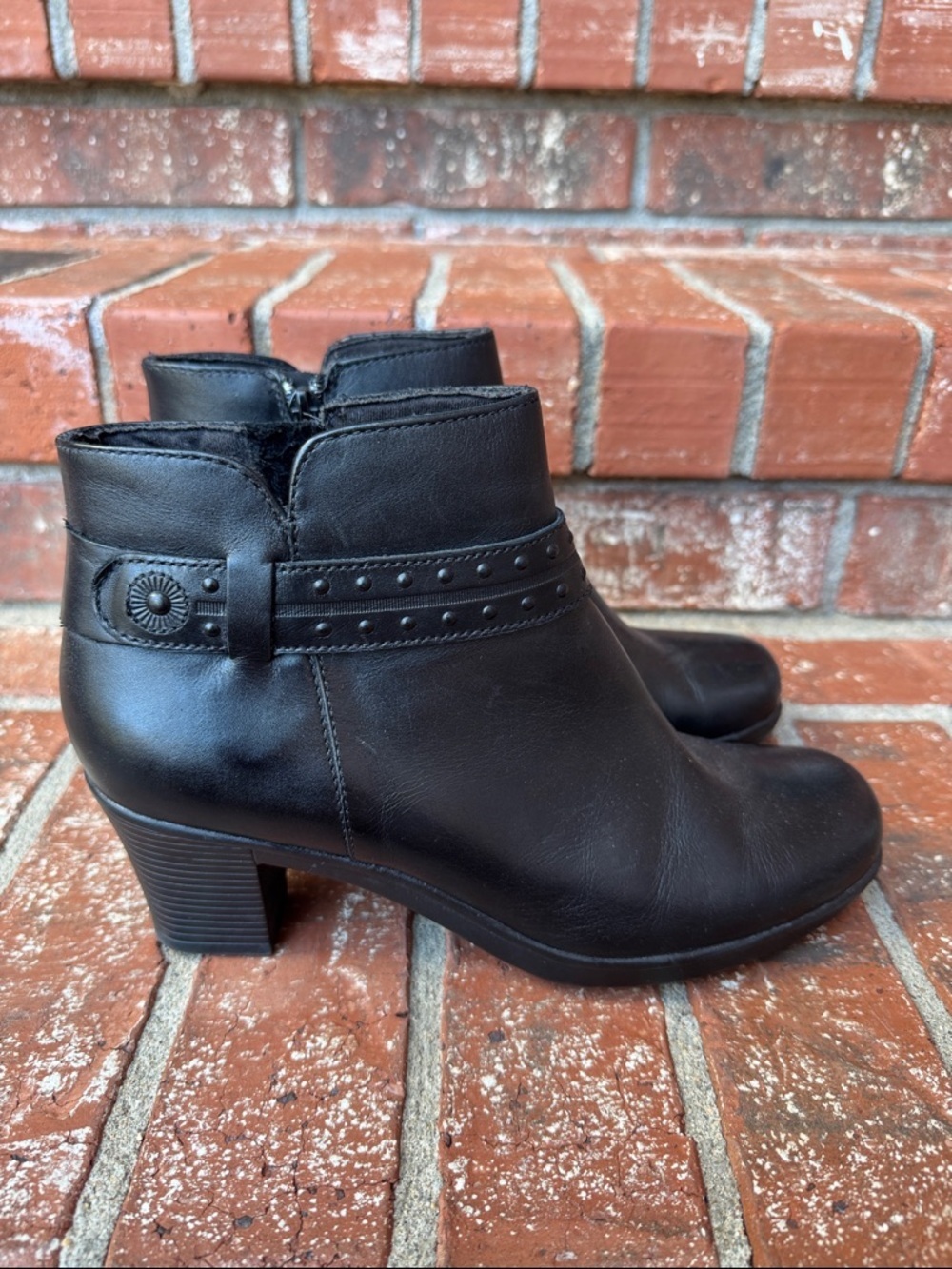 Clarks Black Leather Ankle Comfort Moto Boots Studded Strap Block Heel Booties 8